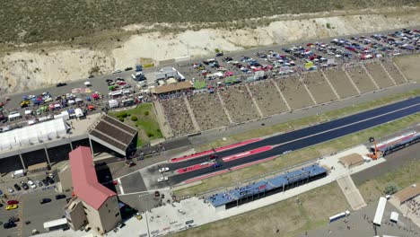 Vista-Aérea-Se-Desplaza-Hacia-Abajo-En-La-Pista-De-Rodadura