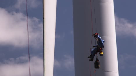 Trabajador-Atado-Con-El-Arnés-De-Seguridad-Y-Colgado-De-Una-Turbina-Eólica-De-Gran-Altura