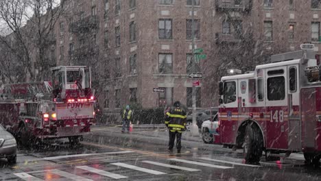 Schwerer-Schneefall,-Der-über-Fdny-lastwagen-Und-Mitarbeiter-Strömt,-Die-An-Einem-Feuerkegel-In-Manhattan,-New-York,-Teilnehmen---Breite-Statische-Aufnahme