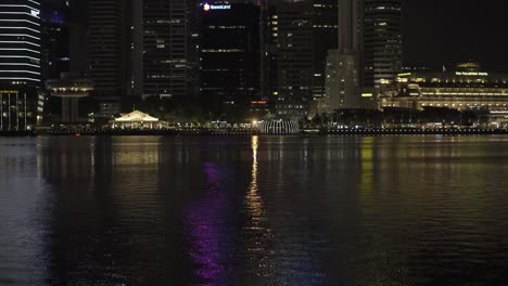 Vista-Del-Horizonte-De-Singapur-A-Través-De-Marina-Bay-Por-La-Noche-Con-Un-Hermoso-Cielo-A-Lo-Largo-Del-Río