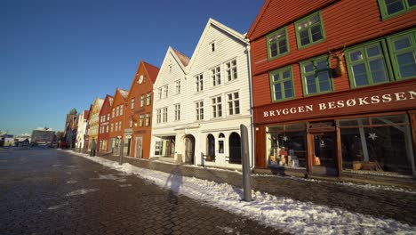 Toma-En-Movimiento-Caminando-Por-El-Famoso-Distrito-De-Bryggen-Con-Hermosas-Luces-De-Amanecer