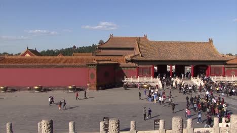 Turistas-Visitando-La-Ciudad-Prohibida,-Beijing,-China