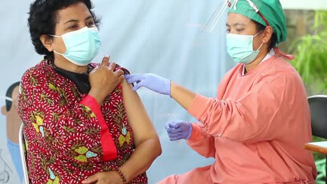 Yogyakarta,-Indonesia---15-De-Febrero-De-2021:-A-Las-Trabajadoras-De-Salud-De-Un-Hospital-Se-Les-Está-Inyectando-La-Vacuna-Contra-El-Virus-De-La-Corona