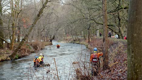 Küstenwachen-Haben-Eine-Trainingseinheit-Im-Seaton-Park-Aberdeen,-Um-Sich-Auf-Die-Rettung-Vorzubereiten