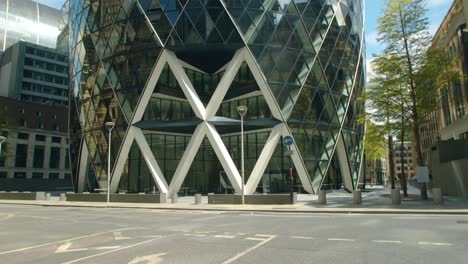 La-Explanada-Del-Rascacielos-Pepinillo-Bajo-El-Sol-De-Verano-En-El-Distrito-Financiero-De-La-Ciudad-De-Londres