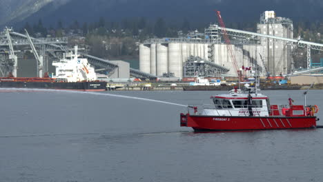 Plano-General-De-Bote-De-Bomberos-Rojo-Rociando-Agua-En-Vancouver-Durante-El-Día