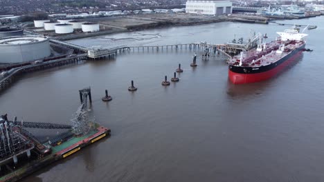 Luftaufnahme-Internationaler-Rohöltanker,-Der-An-Der-Pieranlage-Des-Raffinerieterminals-Angedockt-Ist,-Zieht-Sich-Nach-Links-Zurück