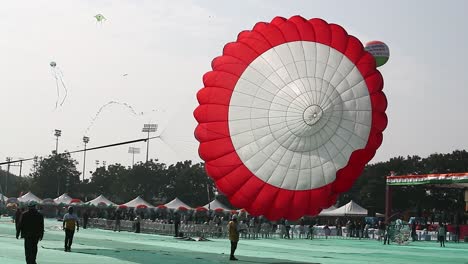 Happy-Makar-Sankranti-Tapete-Mit-Bunter-Drachenschnur-Für-Das-Festival-Von-Indien