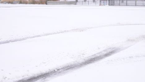 Toyota-Tacoma-Hinterräder-Drehen-Auf-Eisigem-Neuschnee-Auf-Dem-Bürgersteig-Durch