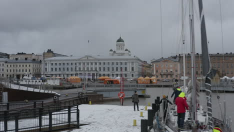 Muelle-Cubierto-De-Nieve-En-Helsinki-En-Invierno