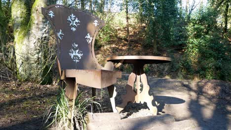 Trono-Y-Mesa-Reales-Decorativos-De-Hierro-De-Gran-Tamaño-De-Fantasía-En-Un-Bosque-Arbolado-Aislado-Carro-Lento-A-La-Izquierda