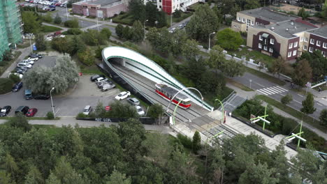 Toma-Aérea-De-Un-Tranvía-Que-Ingresa-A-Una-Estación-De-Metro-En-Praga,-Transporte-Público-De-La-Ciudad