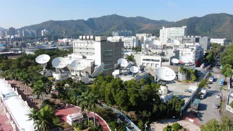 Grupo-De-Antenas-De-Transmisión-Satelital-En-El-Edificio-De-Telecomunicaciones-De-Asia-Pacífico-En-El-área-De-Tai-Po-De-Hong-Kong,-Vista-Aérea