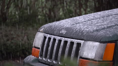 Parrilla-Delantera-De-Un-Jeep-Estacionado-En-La-Nieve-Fangosa