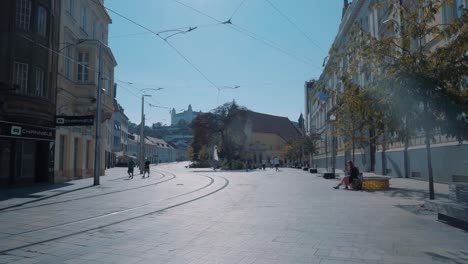 Vista-De-La-Calle-En-El-Casco-Antiguo-De-Bratislava,-Eslovaquia