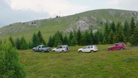 Coches-En-La-Carretera-A-Través-Del-Prado-En-La-Montaña-Jadovnik,-Serbia