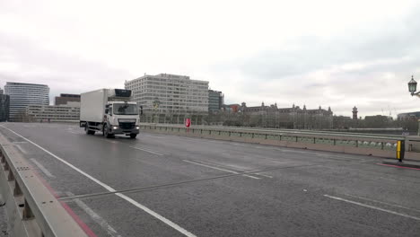 4K-Aufnahme-Eines-Schlüsselarbeiters,-LKW-Fahrer,-Der-Während-Der-Pandemie-Und-Sperrung-An-Einer-Leeren-Westminster-Brücke-Vorbeifährt