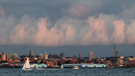 Ciudad-De-Nueva-York,-Nueva-York---11-De-Septiembre-De-2020:-La-Belleza-De-La-Noche-Sobre-El-Río-Hudson-Con-Nyc-En-El-Fondo-Y-Un-Gran-Velero-En-El-Río-Hudson