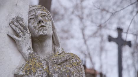 Viejo-Y-Cubierto-De-Musgo-Estatua-De-Piedra-De-La-Madre-María-Mirando-Hacia-Arriba