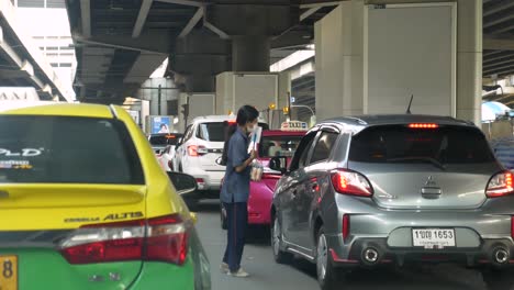 Thai-Student-Selling-Milk-On-The-Heavy-Traffic-Jam