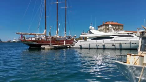 Mezcla-De-Yates-Y-Barcos-Atracados-En-Un-Puerto-Deportivo-En-Zadar,-Croacia-En-El-Verano-De-2020-Con-Cielo-Azul-Y-Agua-Azul-Clara