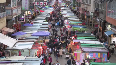 Fa-Yuen-Straßenmarktstände,-Während-Eine-Große-Menge-Von-Käufern-In-Hongkong-Nach-Preisgünstigem-Gemüse,-Obst,-Geschenken-Und-Modeartikeln-Ausschau-Hält