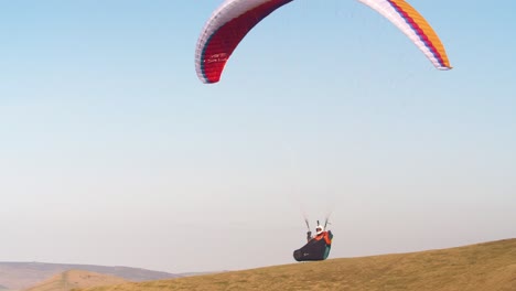 Gleitschirm-Zeitlupe,-Die-Nach-Dem-Start-Auftrieb-Gewinnt,-Peak-District,-Großbritannien