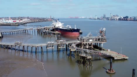 Buque-Cisterna-De-Petróleo-Crudo-Cargando-En-La-Terminal-Portuaria-De-La-Refinería-Vista-Aérea-Alejar-El-Zoom-Inverso-A-Ancho