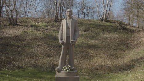 Dolly-in-of-Stone-Man-WW2-concentration-camp-statue---wide