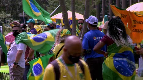 Anhänger-Von-Präsident-Bolsonaro-Tragen-Politische-T-Shirts-Und-Schwenken-Fahnen