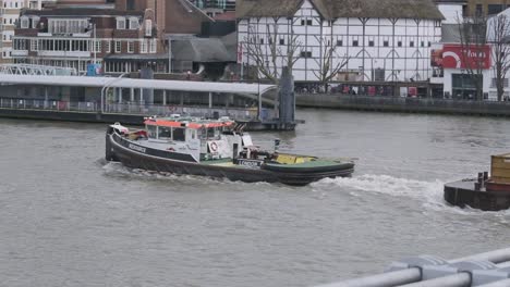 London-Schlepper-Auf-Der-Themse-In-Zeitlupe