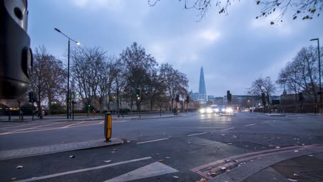 Lapso-De-Tiempo-De-Un-Cruce-En-Londres-Con-El-Fragmento-En-Segundo-Plano