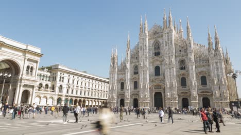 Lapso-De-Tiempo-De-La-Multitud-De-Turistas-Caminando-Por-La-Plaza-De-La-Catedral-En-El-Impresionante-Duomo-Di-Milano,-La-Catedral-De-Milán-En-El-Soleado-Día-De-Verano-Del-Cielo-Azul-En-Milán,-Lombardía,-Italia