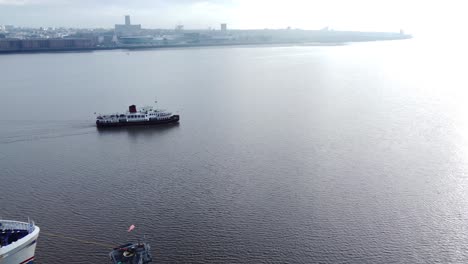 Vista-Aérea-Siguiendo-El-Crucero-En-Ferry-De-Pasajeros-De-Cercanías-De-Mersey-En-El-Río-Reluciente-Hasta-La-Terminal-De-Woodside-Birkenhead