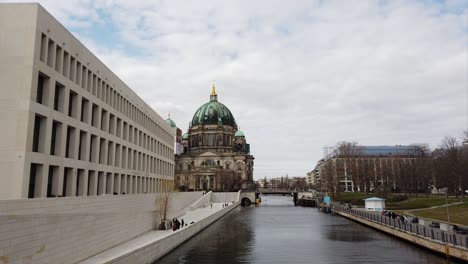 Zeitraffer-Des-Humboldtforums-Berlin-Mit-Moderner-Fassade-An-Der-Spree