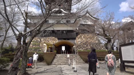 Inclinación-Hacia-Abajo-Para-Revelar-El-Hermoso-Castillo-De-Inuyama-En-La-Prefectura-De-Aichi,-Japón