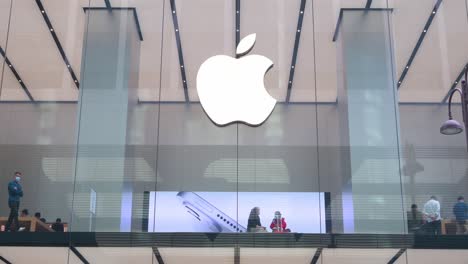 Kunden-Sind-Bei-Der-Multinationalen-Amerikanischen-Technologiemarke-Apple-Store-Und-Logo-In-Hongkong-Zu-Sehen