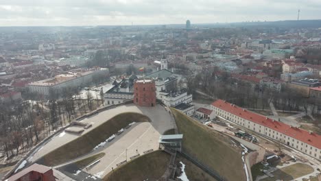 Antena:-Revelar-La-Toma-De-La-Torre-De-Vilnius-Gediminas-Y-El-Casco-Antiguo-En-Un-Brillante-Día-De-Primavera