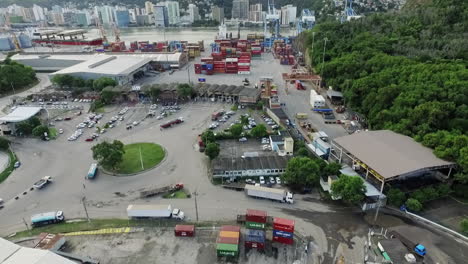 Vista-Aérea-De-Contenedores-De-Carga-En-Un-Puerto-Disparado-Con-Un-Dron