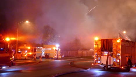 Gruppe-Von-Feuerwehrfahrzeugen-Am-Brandort-Mit-Massivem-Rauch,-Handheld-Ansicht