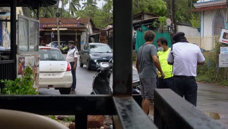 Turistas-Extranjeros-Parados-En-La-Carretera-Durante-Una-Parada-De-Tráfico-Por-Parte-De-Agentes-De-Policía-Indios