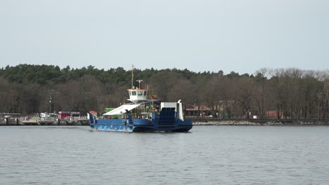 Viejo-Ferry-Regresa-De-Smiltyne-A-Través-Del-Canal-Klaipeda