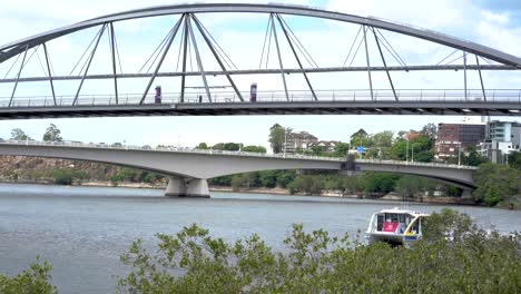 Brisbane-City-Hopper-Und-Citycat-Fähre,-Die-Tagsüber-über-Den-Brisbane-River-In-Brisbane-City-In-Der-Nähe-Von-Southbank-Fährt