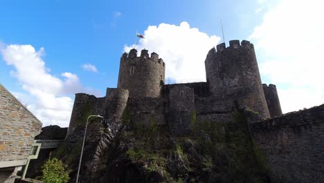 Sich-Schnell-Bewegende-Wolken-über-Den-Mittelalterlichen-Burgzinnen-Von-Conwy-Turmtürme,-Die-Nach-Oben-Schauen