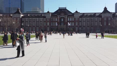 Tokio,-Japón:-Punto-De-Vista-De-La-Calle-Con-Gente-Caminando-En-El-Centro-De-La-Ciudad-De-Tokio-En-Japón