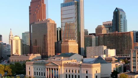 Philadelphia-Skyline-Mit-Amtrak-Station-Und-Wolkenkratzern-Im-Hintergrund