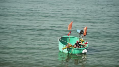 Pescador-Vietnamita-En-Bote-Coracle-O-Bote-De-Canasta