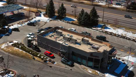 Zoom-Aéreo-Hiperlapso-Vista-De-Chick-fil-a-Drive-thru