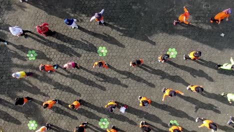 Grupo-De-Personas-Hacen-Ejercicio-En-El-Parque,-Clases-De-Gimnasia-Y-Aeróbic-Al-Aire-Libre