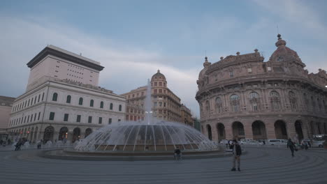 Piazza-De-Ferrari-In-Genua,-Genua,-Ligurien-Bei-Sonnenuntergang